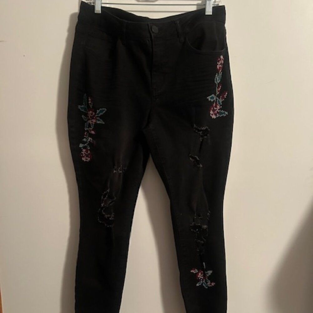 One 5 One Black Floral embroidered 5 pocket distressed skinny jeans, size 12
